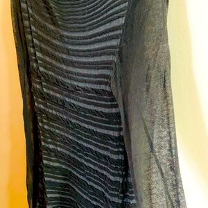 Cotton with some elastic dress. Linen sleeves with stretch. Very pretty